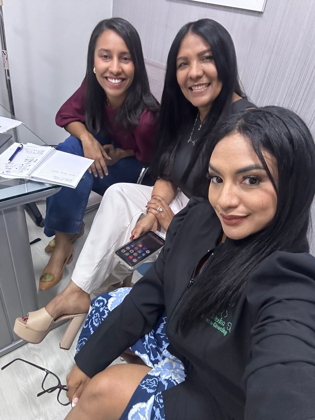 Jully con equipo en consulta